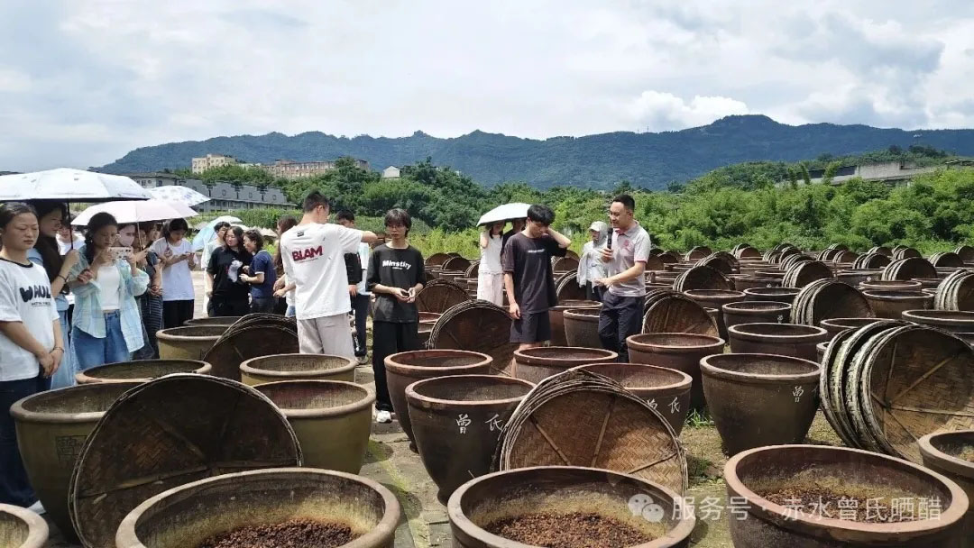 茅台学院食品工程学院赴赤水曾氏晒醋开展产教融合实践活动 赤水市曾氏晒醋//