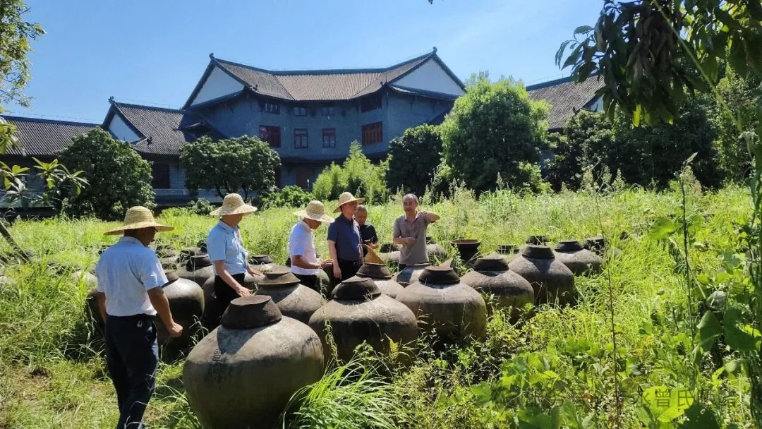 遵义市委副书记梁铮一行莅临曾氏晒醋调研指导/
